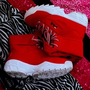 These are woman’s sneakers size 8 only been worn once these show are very cozy